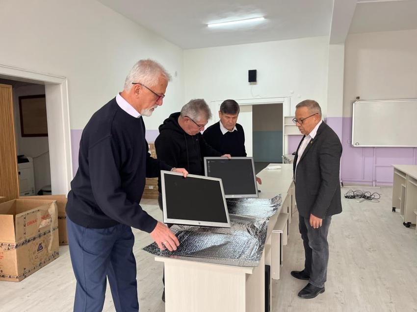 Eskişehirli mezunlardan eski okullarına anlamlı vefa: Liseye bilgisayar laboratuvarı kazandırdılar
