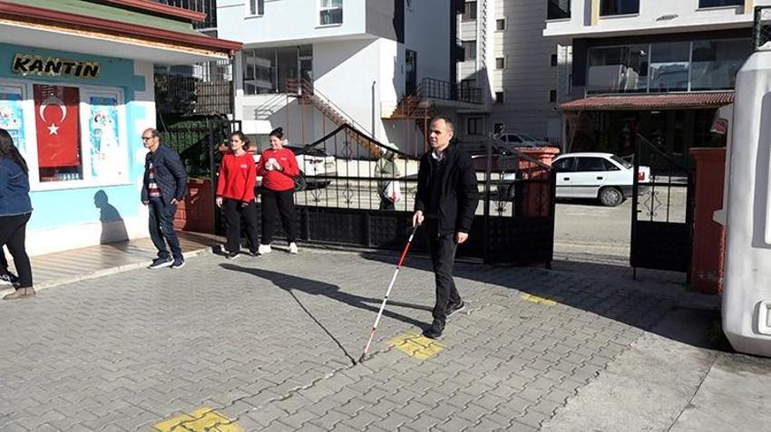 Eğitim aşkı engel tanımadı: 17 yıl önce gözlerini kaybeden öğretmen öğrencilerini geleceğe hazırlıyor