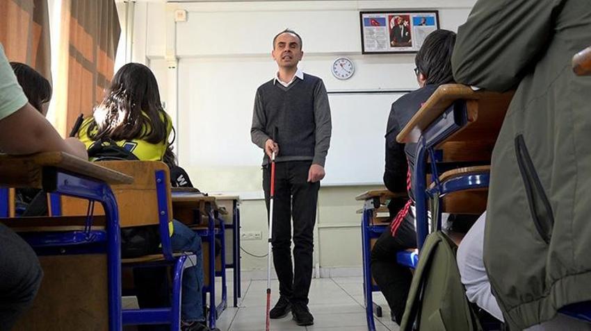 Eğitim aşkı engel tanımadı: 17 yıl önce gözlerini kaybeden öğretmen öğrencilerini geleceğe hazırlıyor