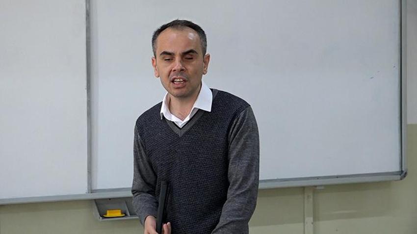 Eğitim aşkı engel tanımadı: 17 yıl önce gözlerini kaybeden öğretmen öğrencilerini geleceğe hazırlıyor