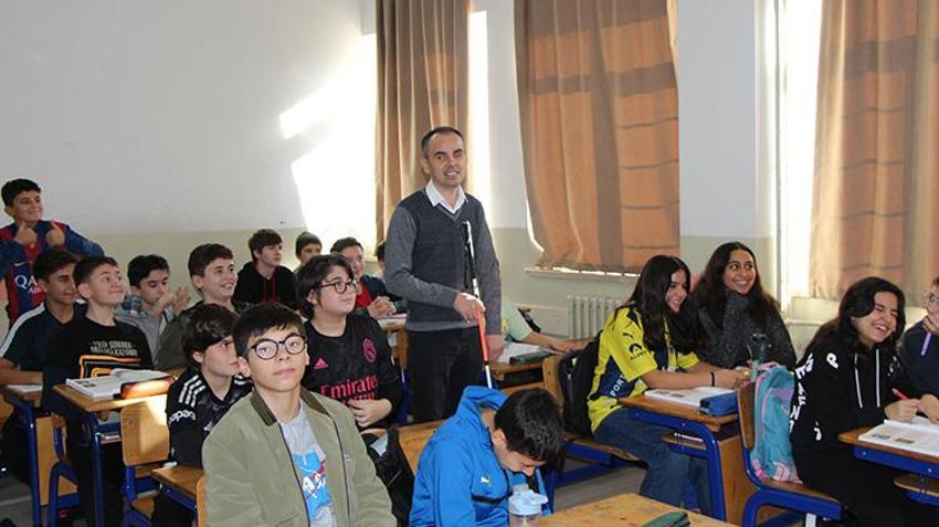 Eğitim aşkı engel tanımadı: 17 yıl önce gözlerini kaybeden öğretmen öğrencilerini geleceğe hazırlıyor