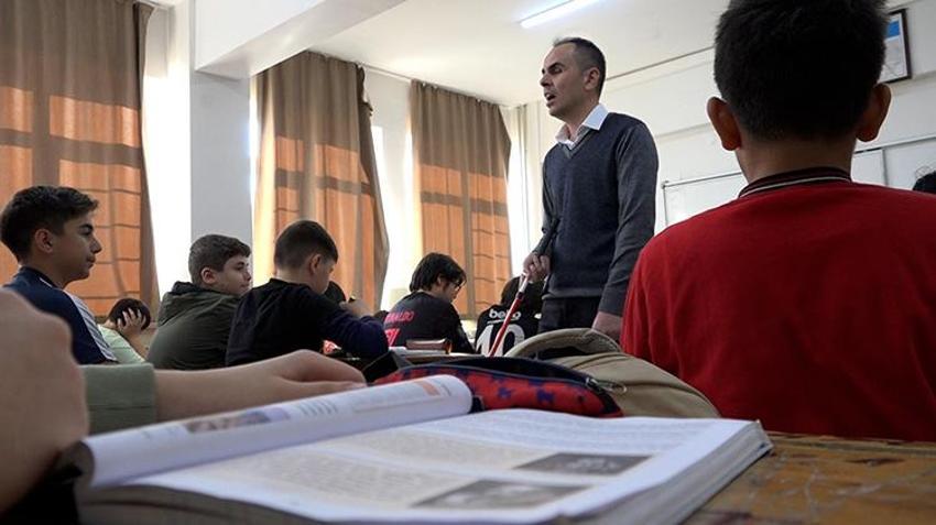 Eğitim aşkı engel tanımadı: 17 yıl önce gözlerini kaybeden öğretmen öğrencilerini geleceğe hazırlıyor