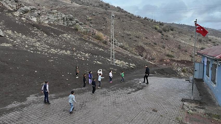 Kayseri'de Ramazan öğretmen her gün 100 km yolu tek bir amaç için aşıyor