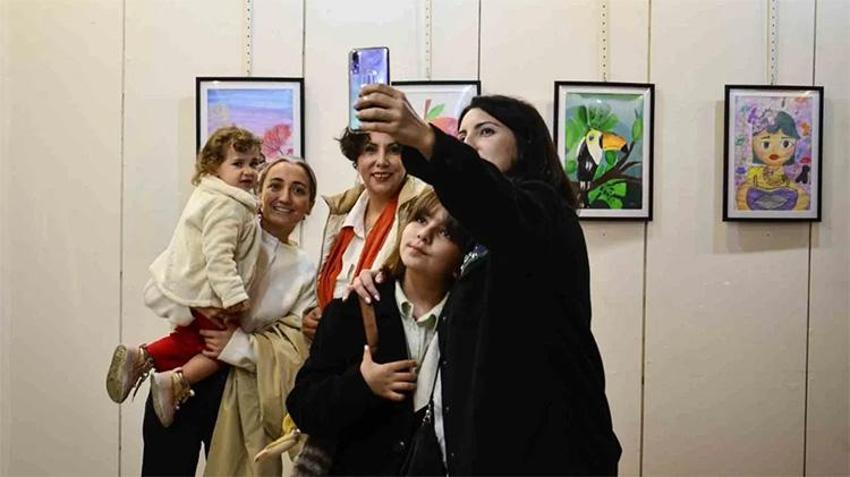 Adanalı minik ressam ikinci sergisini açtı! 3 yaşından beri çizim yapıyor