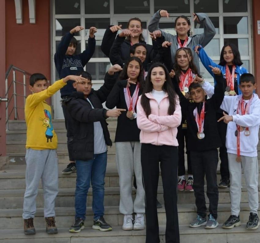 Elif öğretmen ilçenin tarihini değiştirdi! Erzurum'da atletizmde imkansızı başardılar