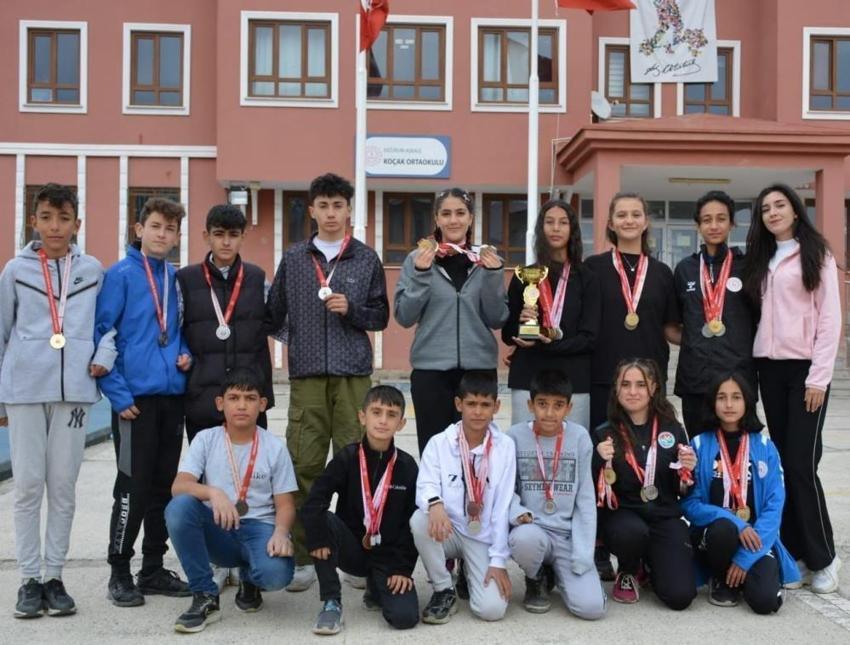 Elif öğretmen ilçenin tarihini değiştirdi! Erzurum'da atletizmde imkansızı başardılar