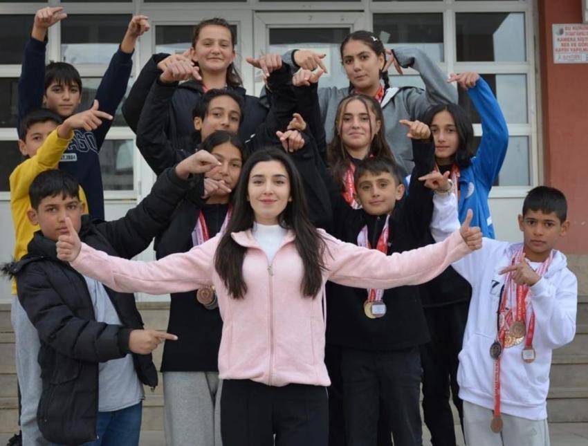 Elif öğretmen ilçenin tarihini değiştirdi! Erzurum'da atletizmde imkansızı başardılar
