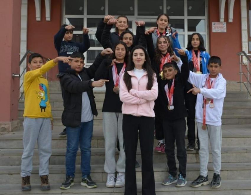 Elif öğretmen ilçenin tarihini değiştirdi! Erzurum'da atletizmde imkansızı başardılar