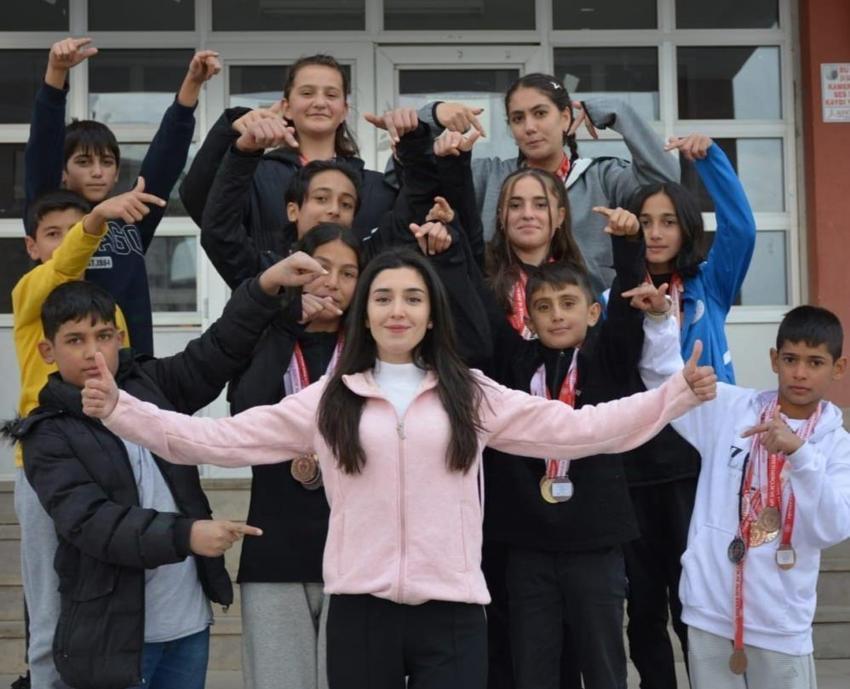 Elif öğretmen ilçenin tarihini değiştirdi! Erzurum'da atletizmde imkansızı başardılar
