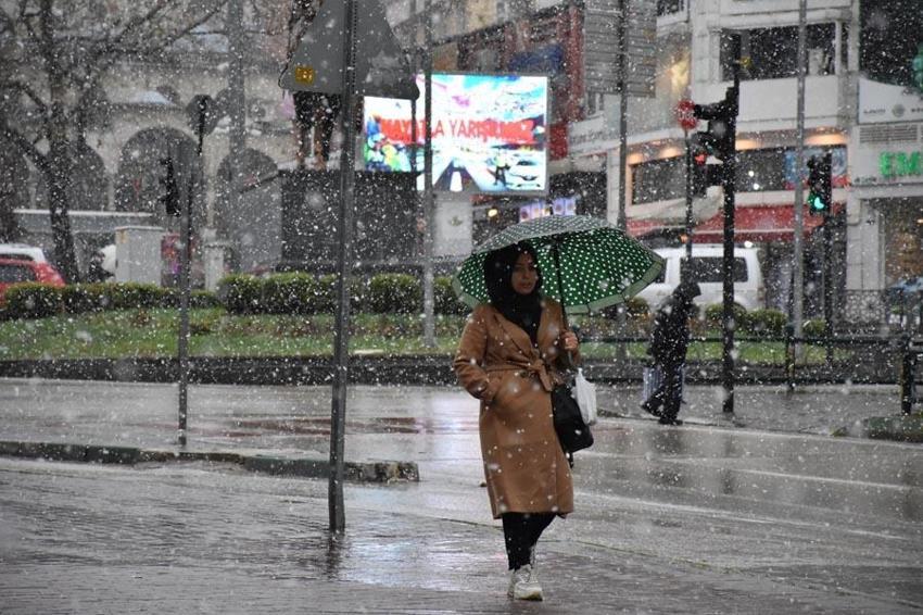 Lapa lapa kar yağışı İstanbul'da etkili oldu! Meteoroloji'den 44 şehir sarı ve turuncu kodlu alarm