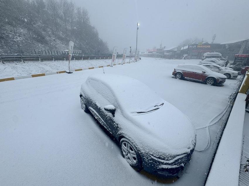 Lapa lapa kar yağışı İstanbul'da etkili oldu! Meteoroloji'den 44 şehir sarı ve turuncu kodlu alarm