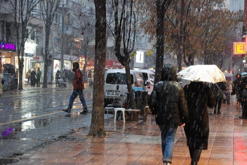 Lapa lapa kar yağışı İstanbul'da etkili oldu! Meteoroloji'den 44 şehir sarı ve turuncu kodlu alarm