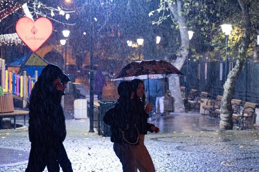 Lapa lapa kar yağışı İstanbul'da etkili oldu! Meteoroloji'den 44 şehir sarı ve turuncu kodlu alarm