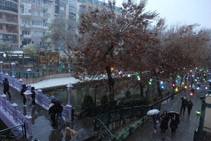 Lapa lapa kar yağışı İstanbul'da etkili oldu! Meteoroloji'den 44 şehir sarı ve turuncu kodlu alarm