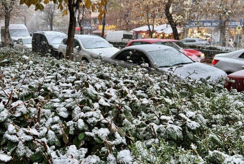 Lapa lapa kar yağışı İstanbul'da etkili oldu! Meteoroloji'den 44 şehir sarı ve turuncu kodlu alarm