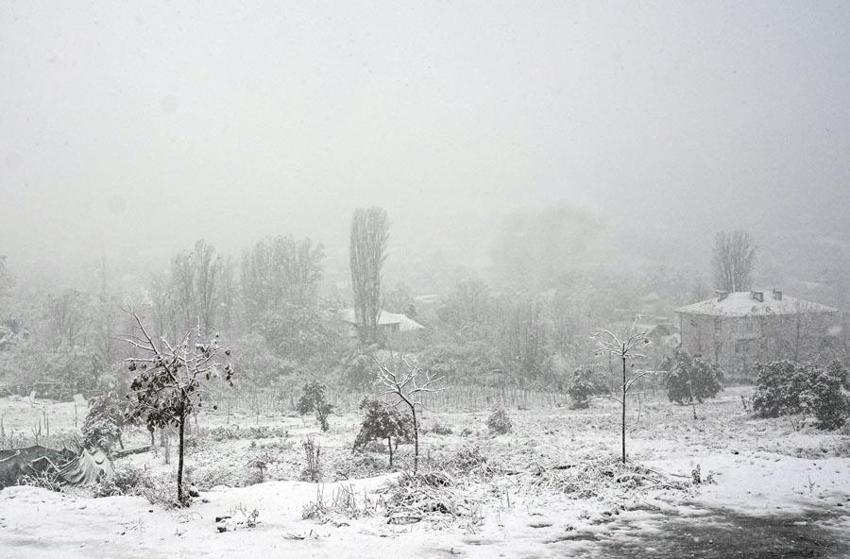 Lapa lapa kar yağışı İstanbul'da etkili oldu! Meteoroloji'den 44 şehir sarı ve turuncu kodlu alarm