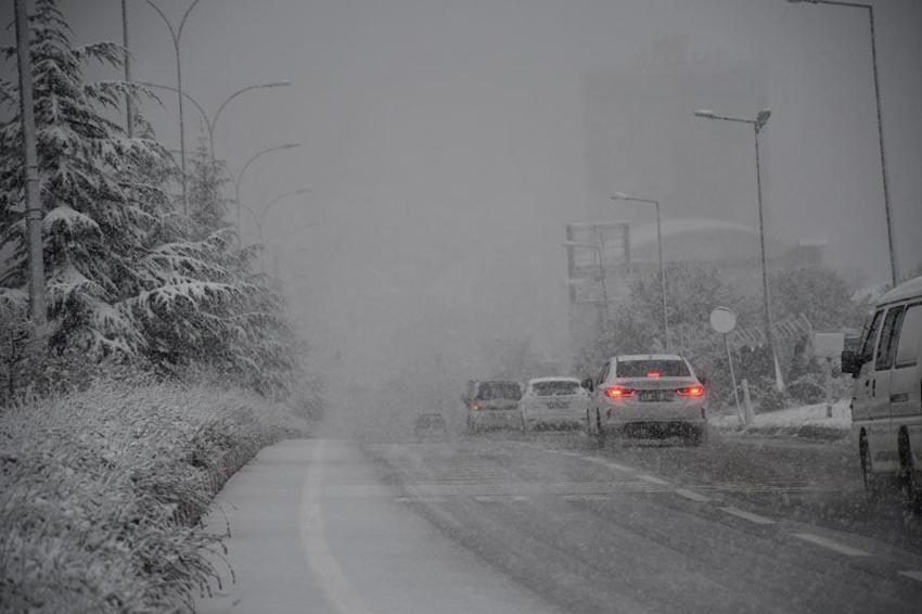Lapa lapa kar yağışı İstanbul'da etkili oldu! Meteoroloji'den 44 şehir sarı ve turuncu kodlu alarm