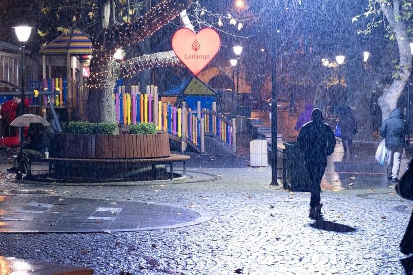Lapa lapa kar yağışı İstanbul'da etkili oldu! Meteoroloji'den 44 şehir sarı ve turuncu kodlu alarm