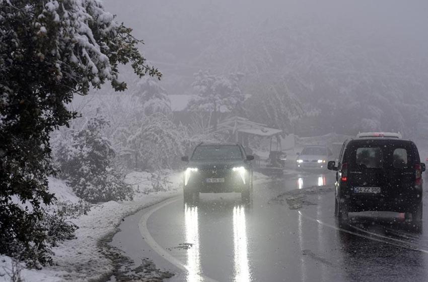 Lapa lapa kar yağışı İstanbul'da etkili oldu! Meteoroloji'den 44 şehir sarı ve turuncu kodlu alarm