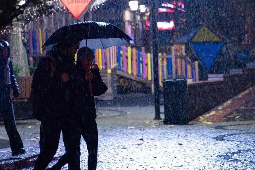 Lapa lapa kar yağışı İstanbul'da etkili oldu! Meteoroloji'den 44 şehir sarı ve turuncu kodlu alarm