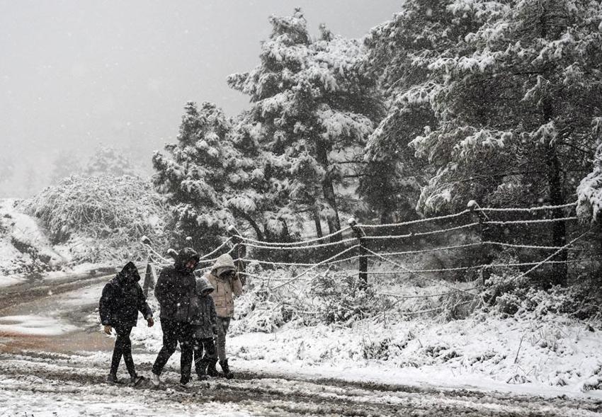 Lapa lapa kar yağışı İstanbul'da etkili oldu! Meteoroloji'den 44 şehir sarı ve turuncu kodlu alarm