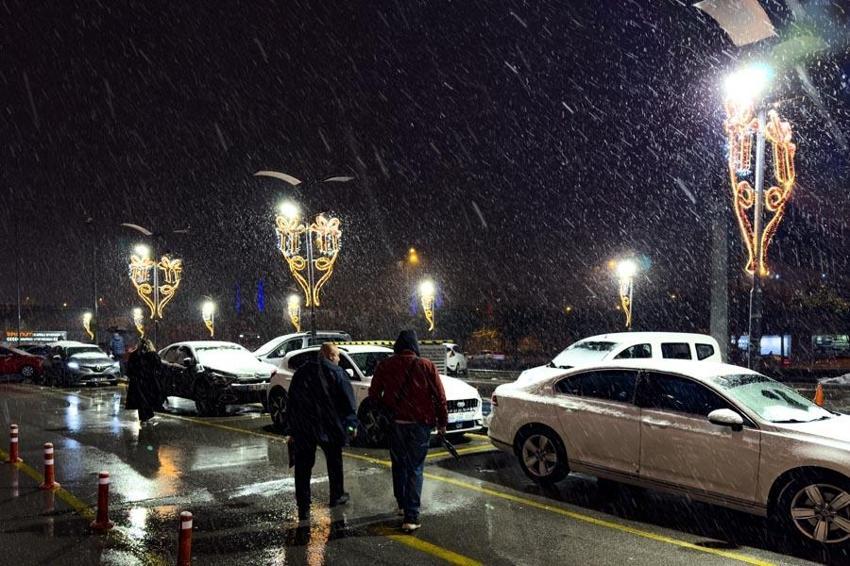 Kar yağışı etkili olmaya başladı! Şehirler beyaza büründü trafiklte aksamalar meydana geldi