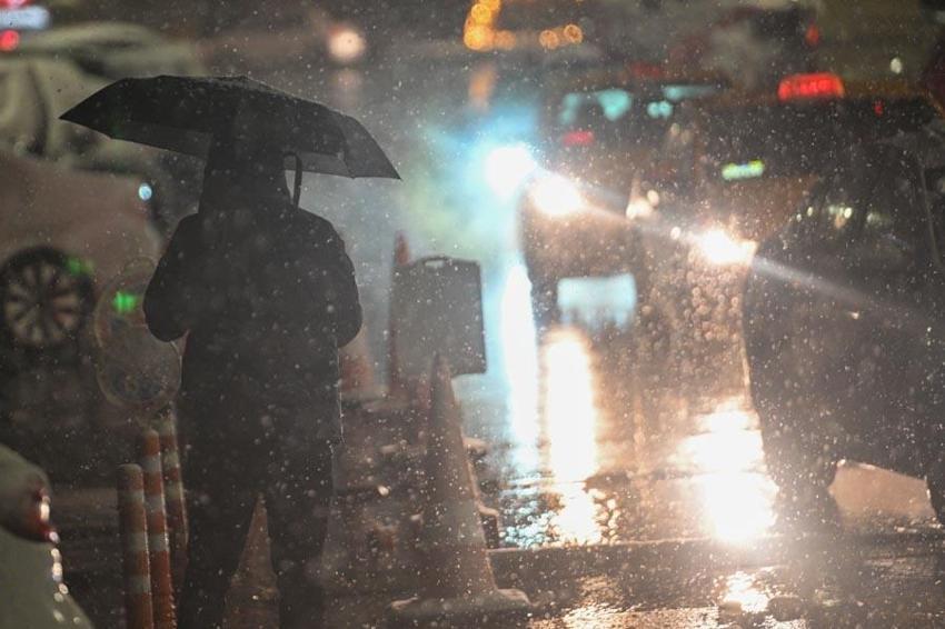 Kar yağışı etkili olmaya başladı! Şehirler beyaza büründü trafiklte aksamalar meydana geldi