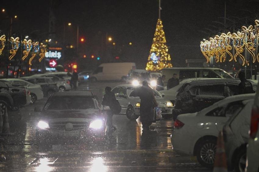 Kar yağışı etkili olmaya başladı! Şehirler beyaza büründü trafiklte aksamalar meydana geldi