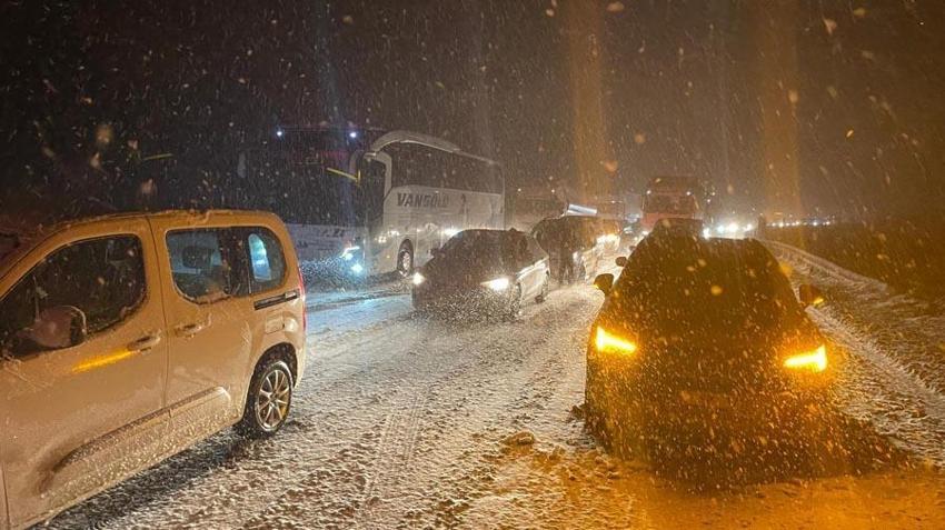 Kar yağışı etkili olmaya başladı! Şehirler beyaza büründü trafiklte aksamalar meydana geldi