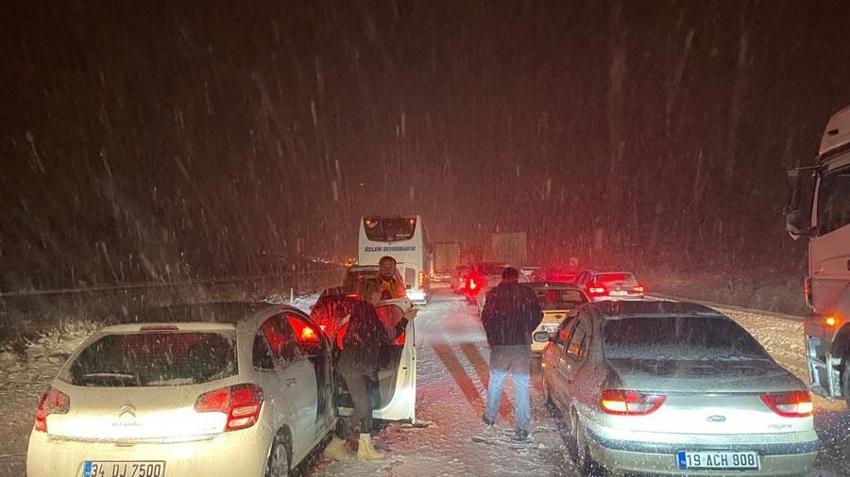 Kar yağışı etkili olmaya başladı! Şehirler beyaza büründü trafiklte aksamalar meydana geldi