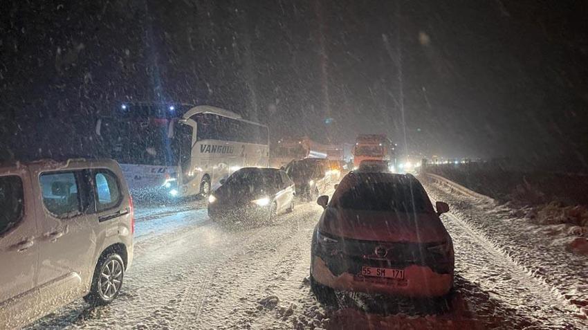 Kar yağışı etkili olmaya başladı! Şehirler beyaza büründü trafiklte aksamalar meydana geldi