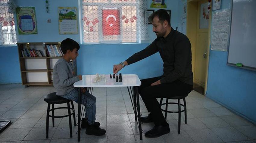 Ramazan öğretmen her gün 100 kilometre yolu öğrencileri için aşıyor