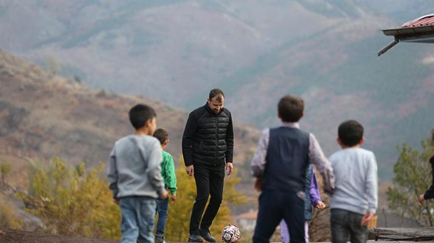 Ramazan öğretmen her gün 100 kilometre yolu öğrencileri için aşıyor