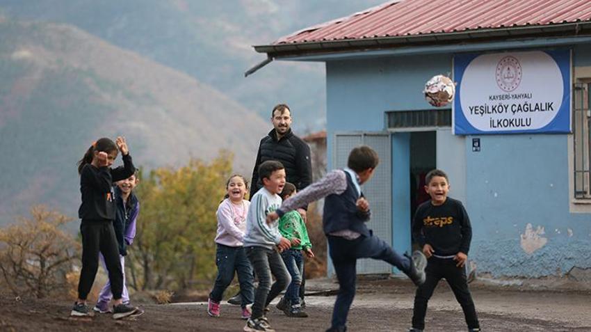 Ramazan öğretmen her gün 100 kilometre yolu öğrencileri için aşıyor