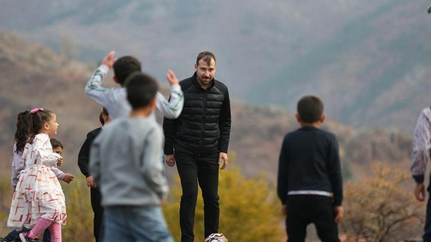 Ramazan öğretmen her gün 100 kilometre yolu öğrencileri için aşıyor