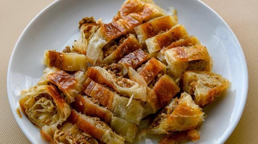 Bakanlık sahte ürünleri ifşa etmeye devam ediyor! Kıymalı böreğin içinden çıkanlar şoke etti!