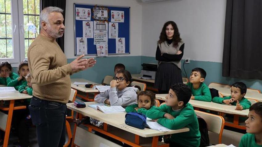 Adana'da fedakar köy okulu öğretmenlerine öğrencilerinden pastalı sürpriz