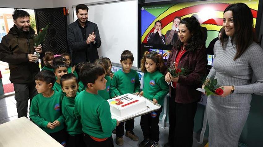 Adana'da fedakar köy okulu öğretmenlerine öğrencilerinden pastalı sürpriz