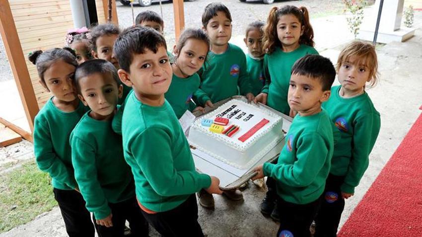 Adana'da fedakar köy okulu öğretmenlerine öğrencilerinden pastalı sürpriz