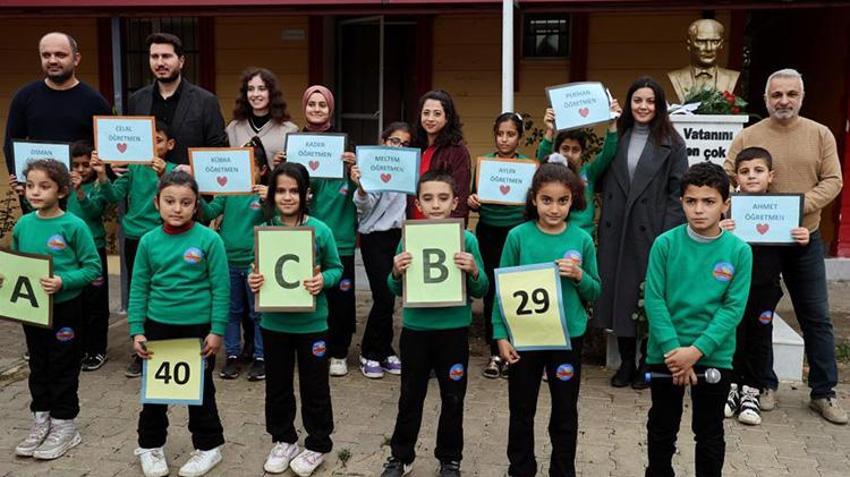 Adana'da fedakar köy okulu öğretmenlerine öğrencilerinden pastalı sürpriz
