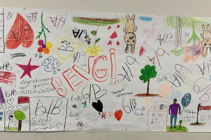 30 metre resim kağıdında sevgiyi çizdiler! 700 öğrenciden iç ısıtan Öğretmenler Günü kutlaması