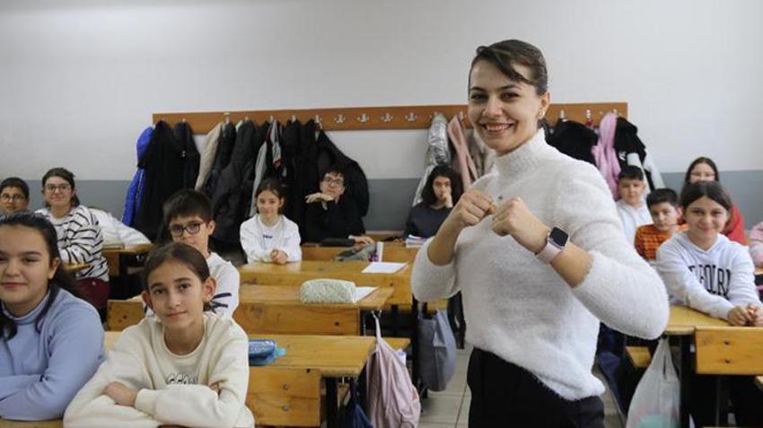 Eskişehir'de Dünya ve Avrupa tekvando şampiyonu öğretmen uçarak ders veriyor