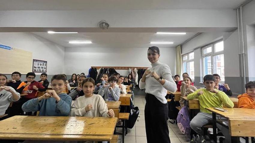Eskişehir'de Dünya ve Avrupa tekvando şampiyonu öğretmen uçarak ders veriyor