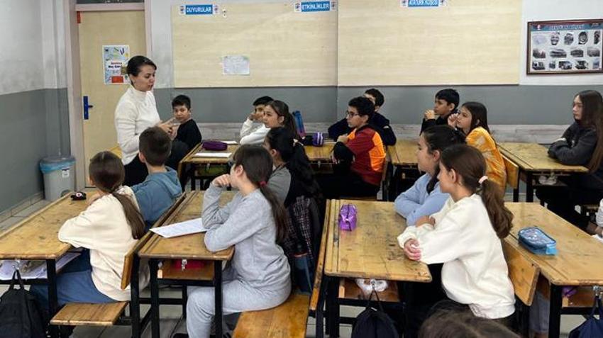 Eskişehir'de Dünya ve Avrupa tekvando şampiyonu öğretmen uçarak ders veriyor