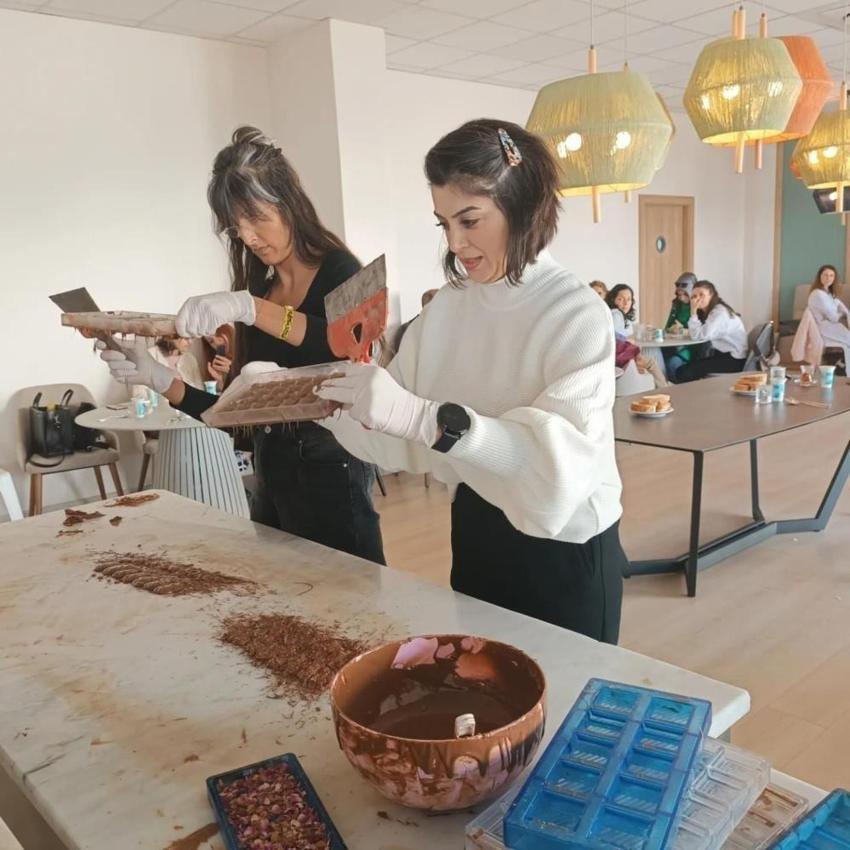 Isparta'nın gülü, Eğirdir'in elması... "Öğretmen Çikolatası" büyük ilgi gördü