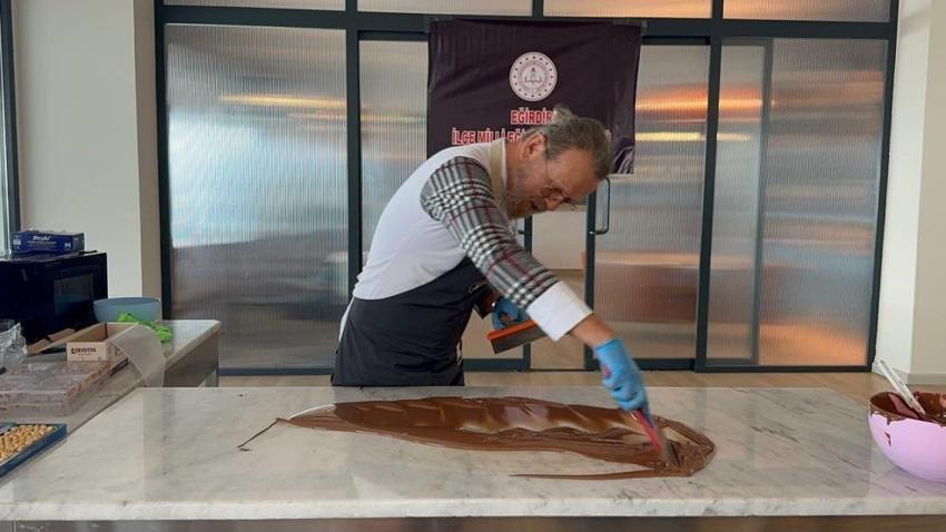 Isparta'nın gülü, Eğirdir'in elması... "Öğretmen Çikolatası" büyük ilgi gördü