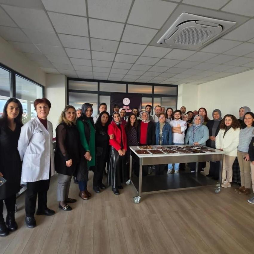 Isparta'nın gülü, Eğirdir'in elması... "Öğretmen Çikolatası" büyük ilgi gördü