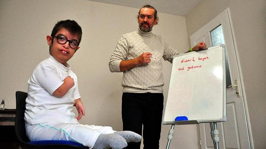 Manisa'da öğretmenler gönüllü olarak Roberts hastası Muhammed'e evinde eğitim veriyor 