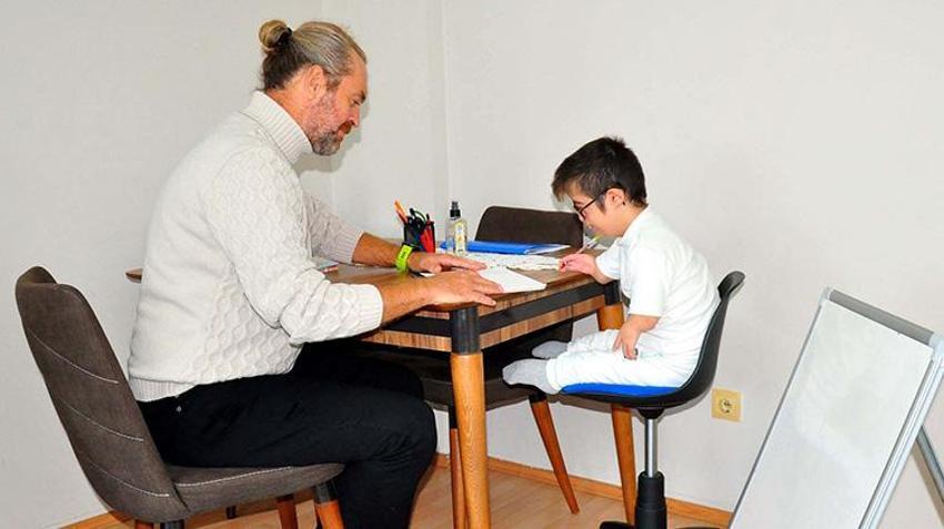 Manisa'da öğretmenler gönüllü olarak Roberts hastası Muhammed'e evinde eğitim veriyor 