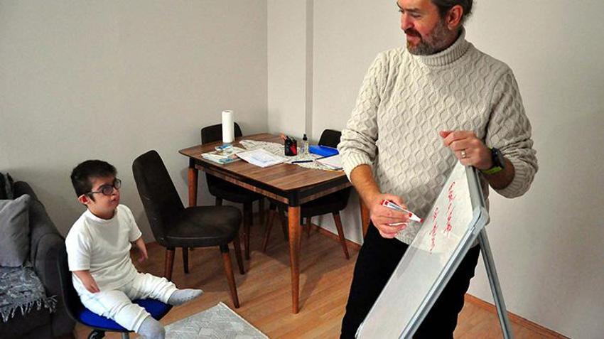 Manisa'da öğretmenler gönüllü olarak Roberts hastası Muhammed'e evinde eğitim veriyor 